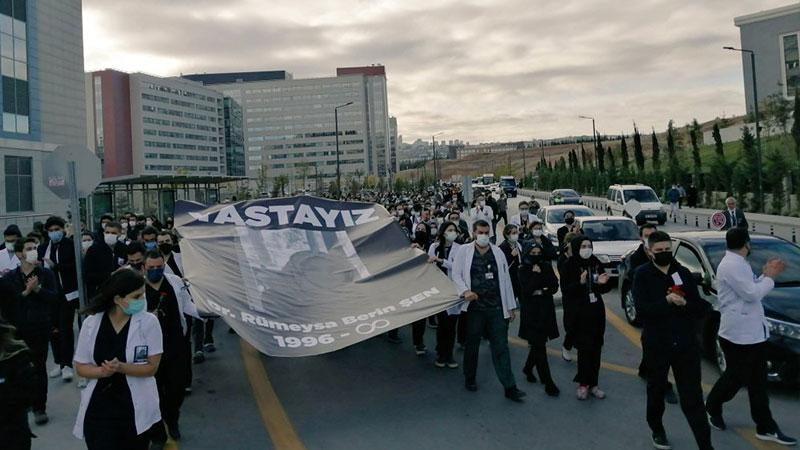 36 saatlik nöbetin ardından trafik kazası geçiren Dr. Rümeysa Berin Şen için meslektaşlarından Sağlık Bakanlığı önünde alkışlı protesto