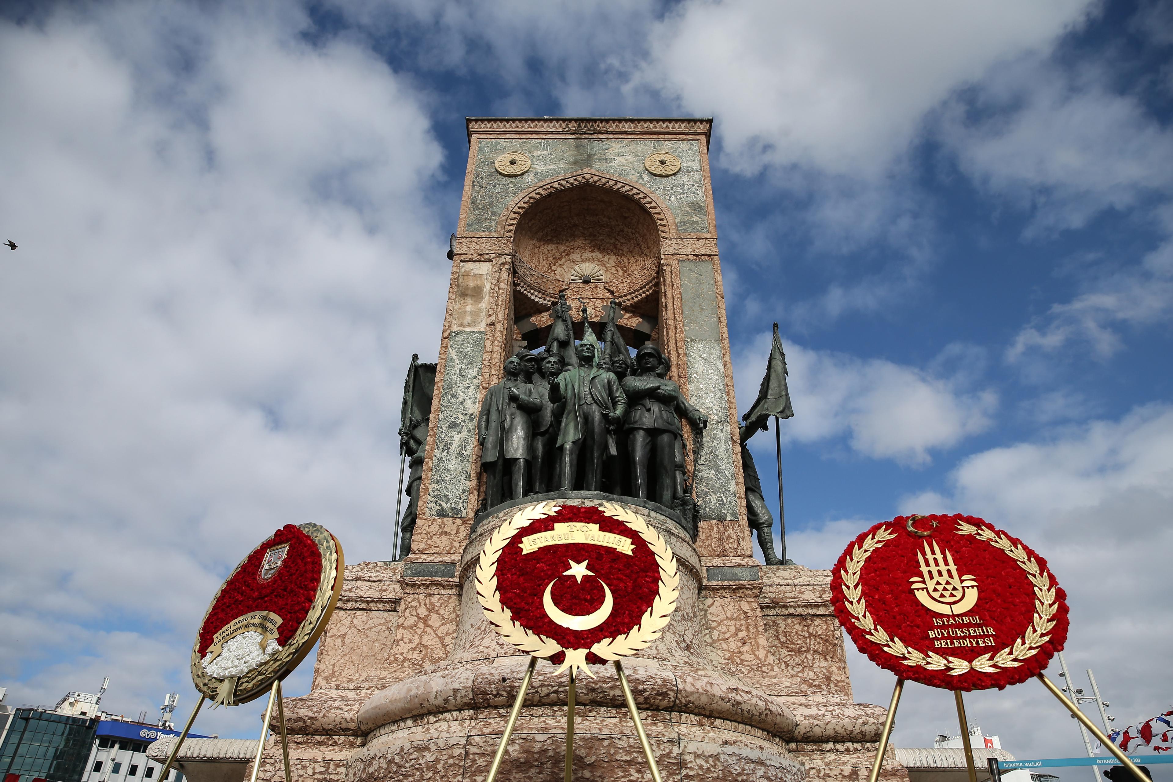 Taksim'de Cumhuriyet Bayramı töreni: Anıta çelenk bırakıldı