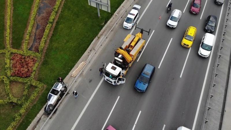 Önündeki araca çarpmamak için direksiyonu kırdı, bariyerlere çarparak takla attı