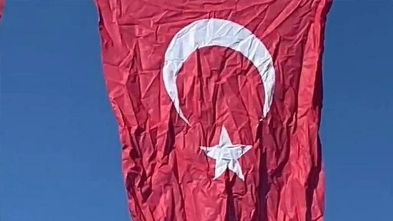 AKP'li Arpaçay Belediyesi'nin astığı buruşuk bayraklar tepki çekti