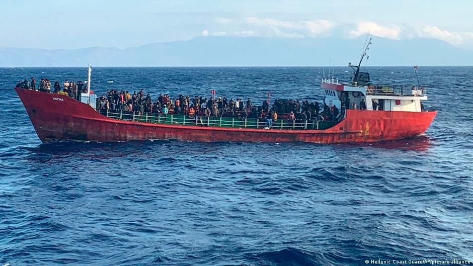 400 göçmenin bulunduğu Türk gemisi Yunan limanına yanaştı