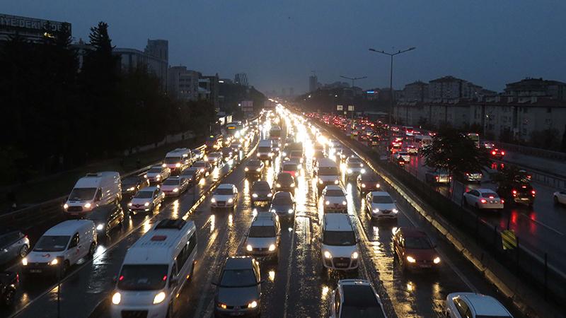 İstanbul'da haftanın ilk iş gününde trafik yoğunluğu