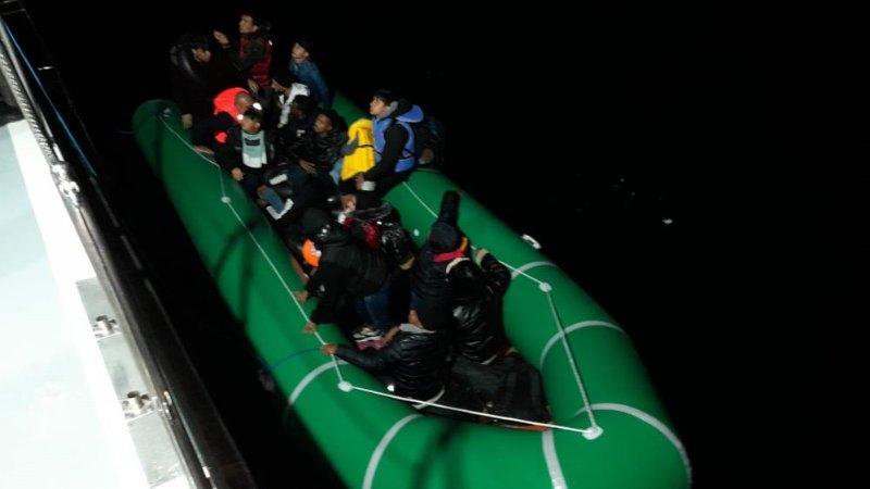 Aydın'da lastik botla sürüklenen 17 düzensiz göçmen kurtarıldı