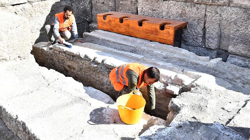 Smyrna Antik Kenti'nde, 12 kişinin birlikte kullanabildiği "sanatçı tuvaleti" bulundu