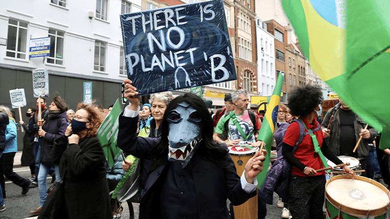 Londra'da on binlerce kişi iklim için yürüdü