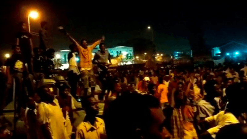 Sudan'da gece yarısı toplanan protestoculara polis müdahale etti