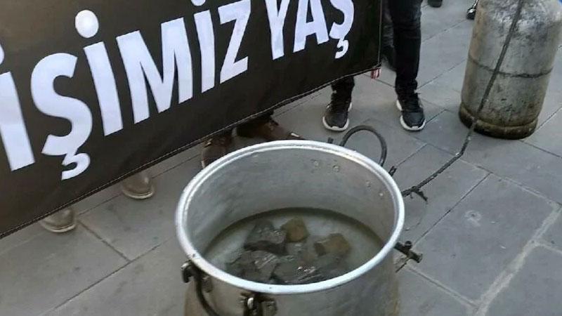 Zamları protesto için kazanda taş kaynattılar: "Değişim olmazsa, aşımız taş, işimiz yaş"