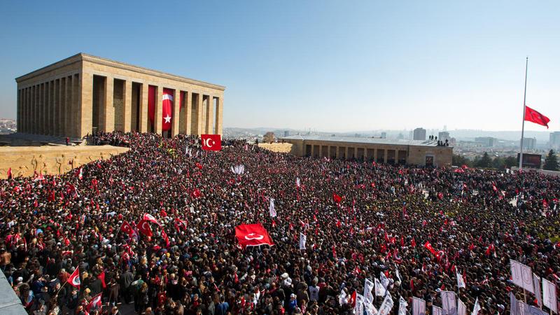 Yeni Şafak yazarı: Sizce de, Anıtkabir'de Kur'ân okumanın vakti gelmedi mi?