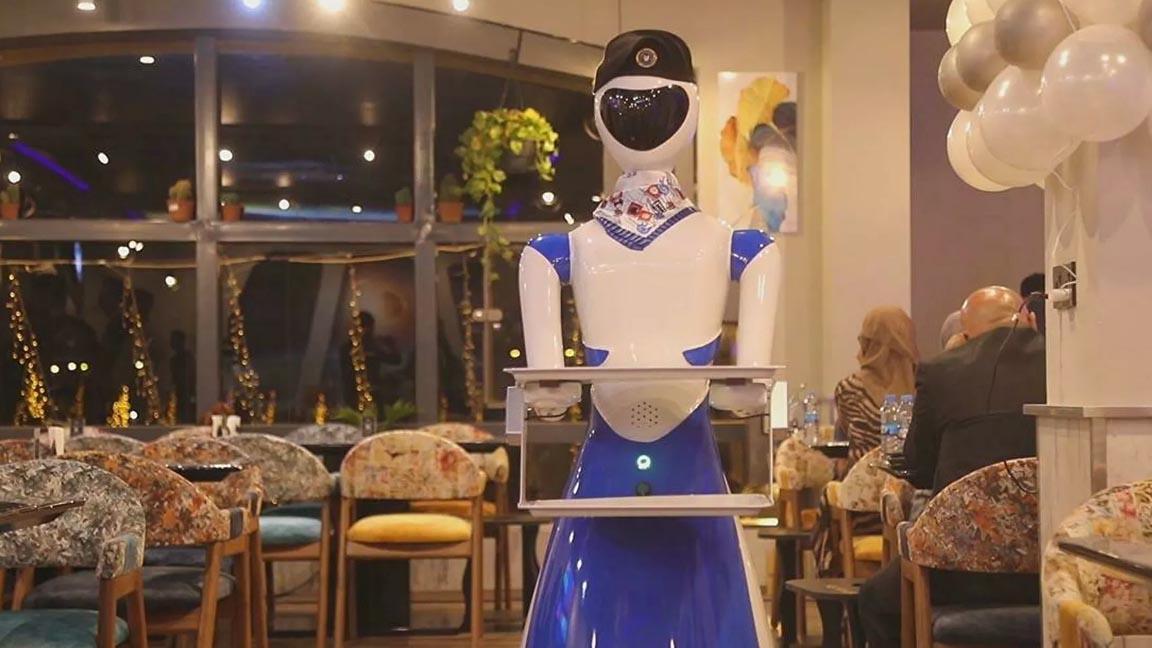 Irak’ta robot garsonların hizmet verdiği ilk restoran açıldı