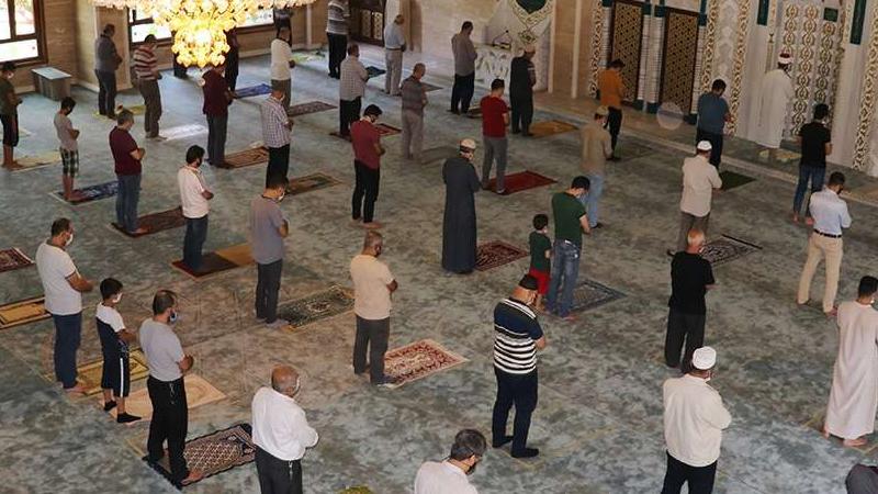 Diyanet'ten 81 ile genelge; mesafe kuralları kaldırıldı, normal saf düzenine geçiliyor