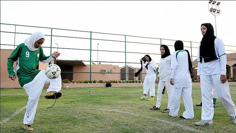 Suudi Arabistan'da bir ilk: Kadın futbol ligi başladı 