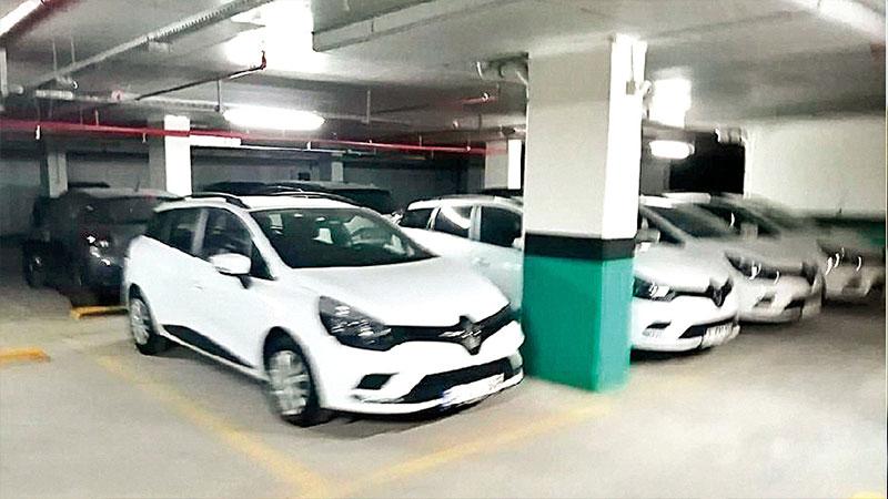 Sıfır araçları görünce fark ettiler; site yönetimi otoparkı galericilere kiralamış