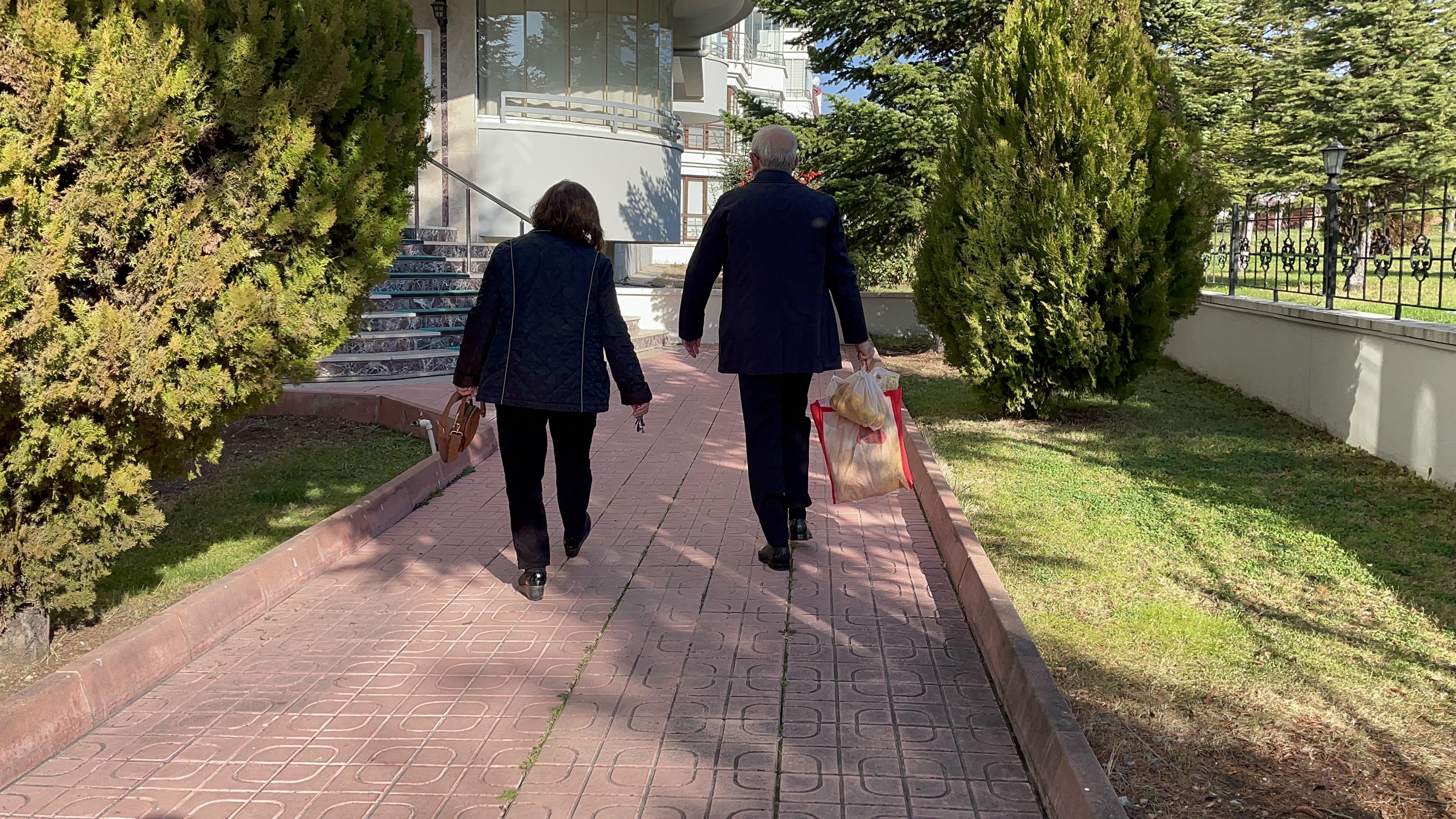 Kılıçdaroğlu ve eşi Selvi Kılıçdaroğlu, halk pazarında alışveriş yaptı