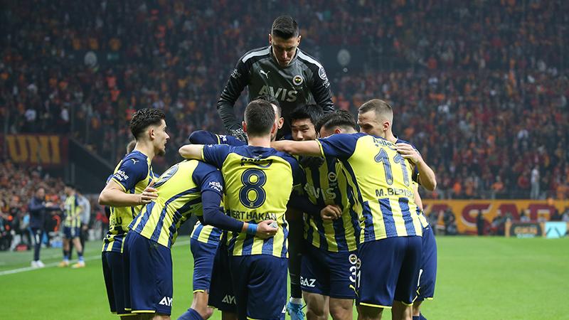 10 kişi kalan Fenerbahçe, Galatasaray deplasmanında 3 puanı söküp aldı