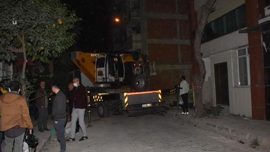 İzmir'de kazı sırasında yan binada kayma meydana geldi, 5 bina boşaltıldı