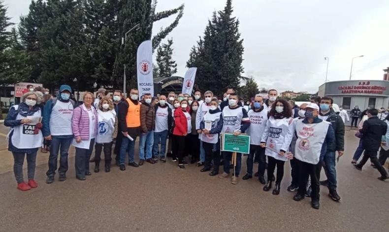 Hekimlerin Ankara'ya doğru başlattıkları 'Beyaz Yürüyüş' sürüyor; "Rümeysa Berrin Şen için buradayız"