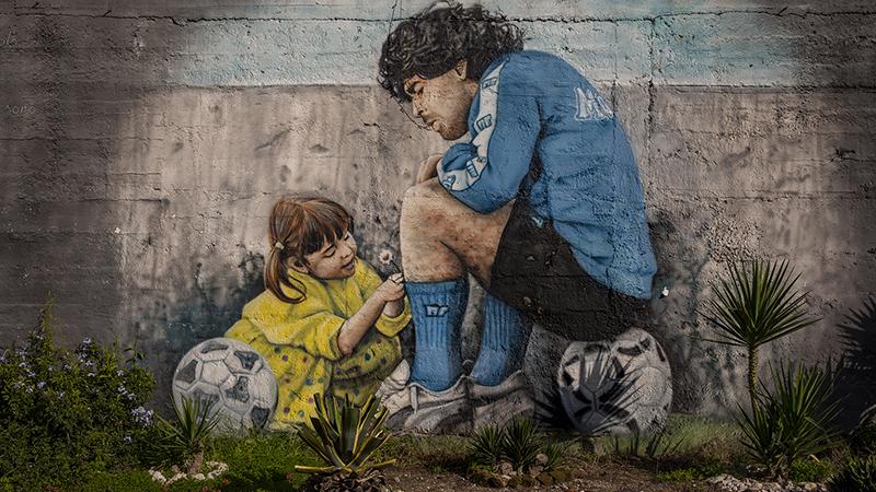 Futbol efsanesi Maradona, Napoli sokaklarında yaşatılıyor!