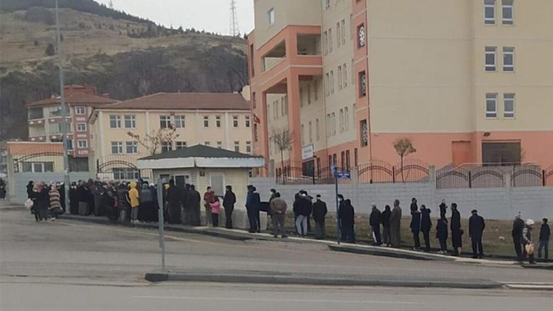 Dünya yazarı Aktaş: Bunca yıllık yönetimden sonra insanları ucuz ekmek kuyruğuna sokmak gerçekten maharet istiyor