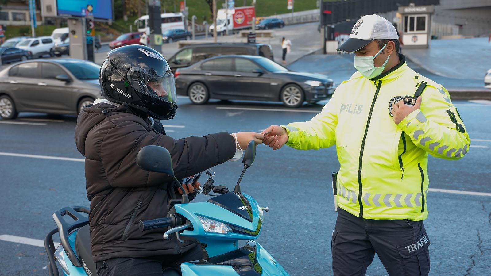 İstanbul'da lodos nedeniyle getirilen yasağa uymayıp trafiğe çıkan motorculara ceza