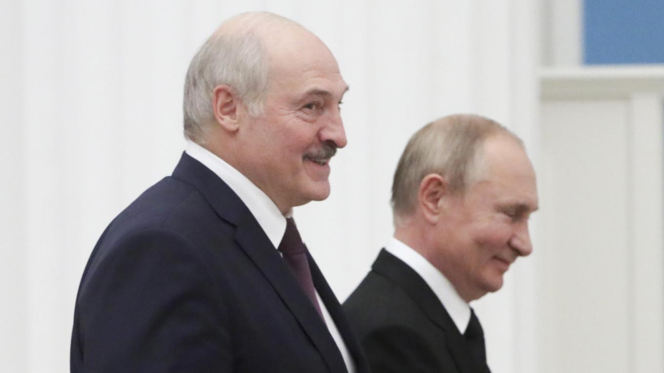 Belarus lideri, "Kırım yasal olarak Rusya'dır" dedi; Putin ile birlikte yarımadaya gideceğini söyledi