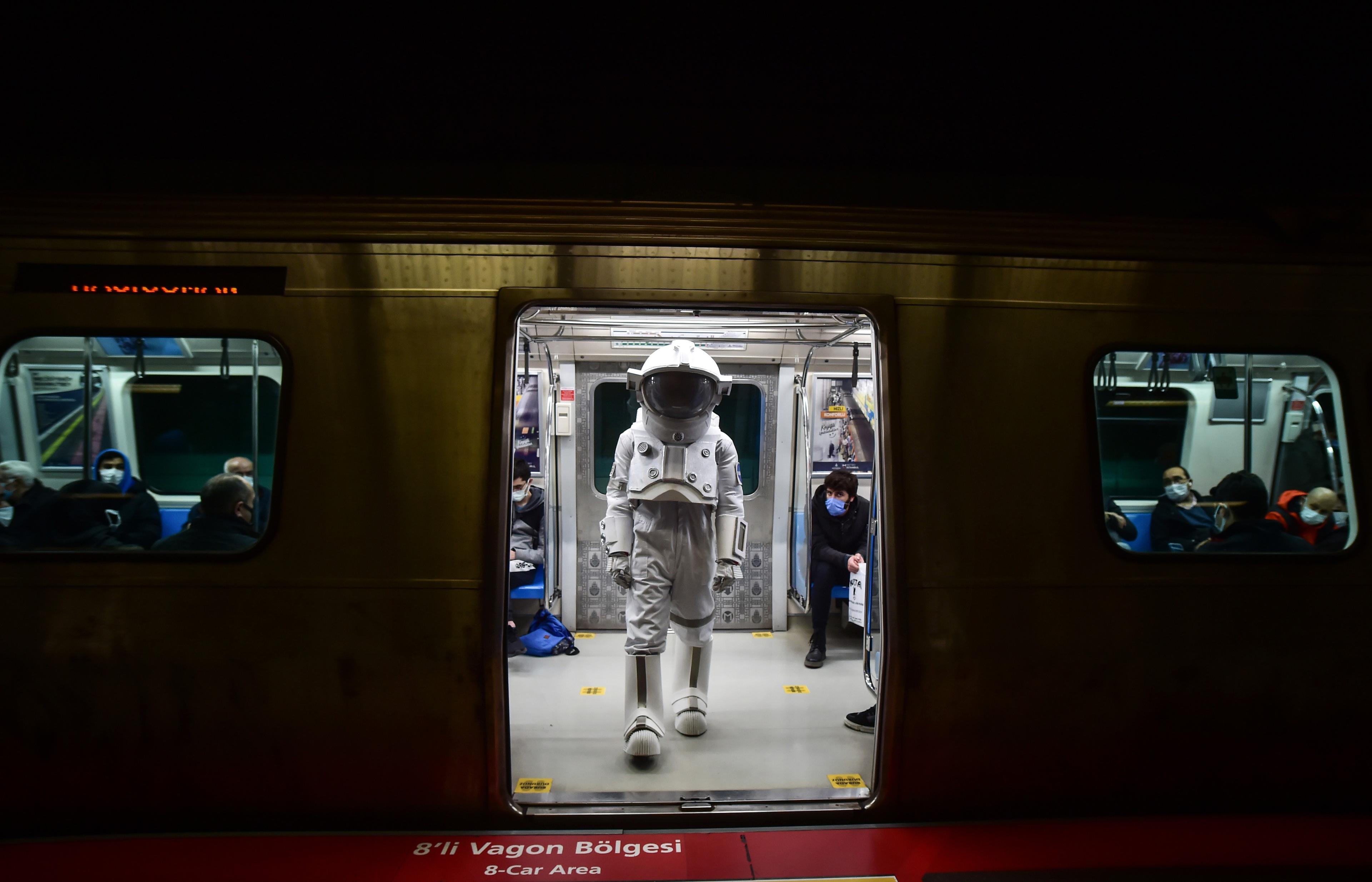  Metroyla İstanbul turu yapan astronot merak uyandırdı