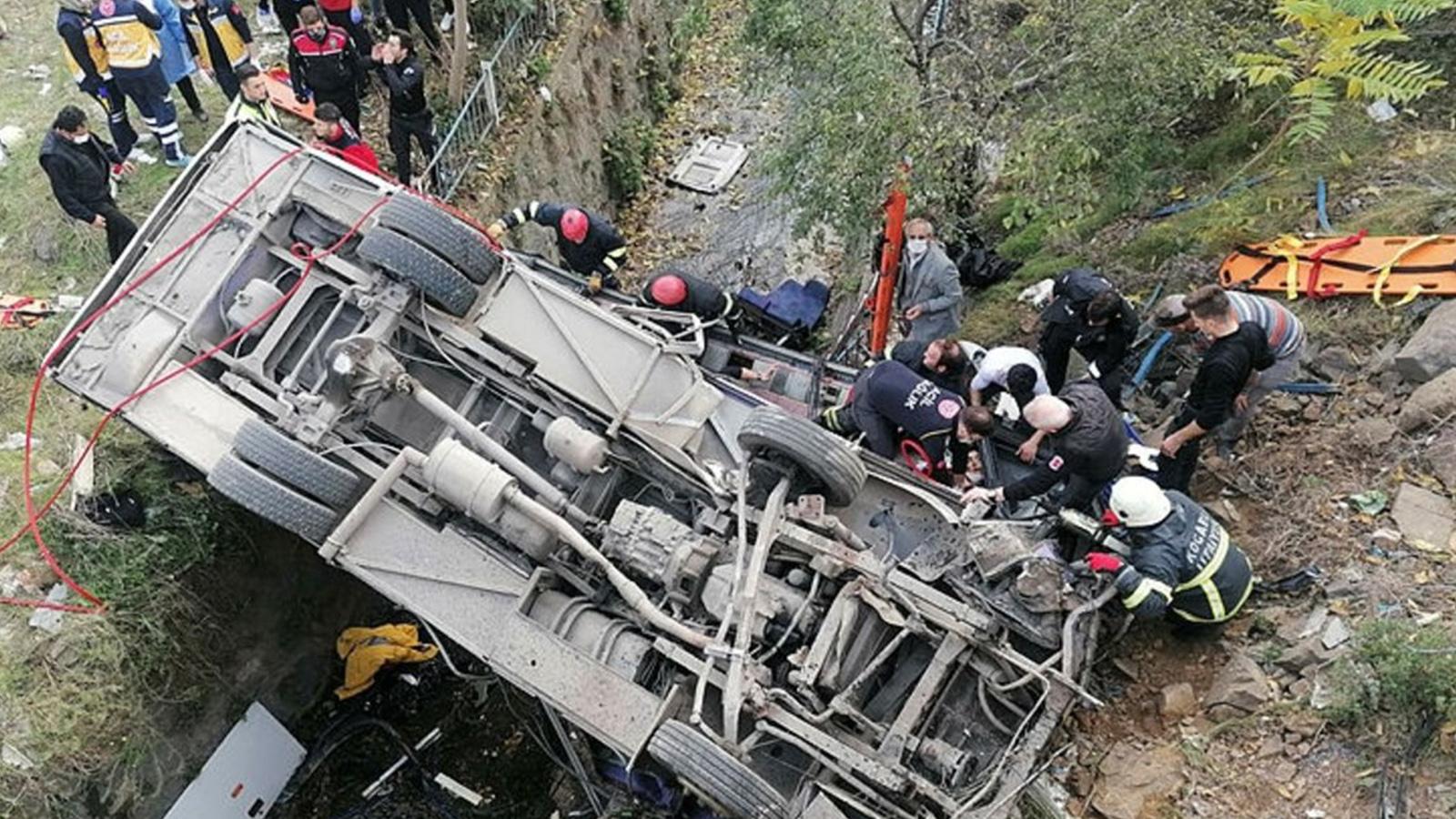 "Yaşı tutmayan araç, sabıkalı sürücü ve denetim eksikliği"; Gebze'de beş kişinin öldüğü okul servisi kazasının ardından ihmaller gündemde