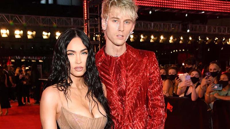 Machine Gun Kelly: Megan Fox'u etkilemeye çalışırken kendime bıçak sapladım