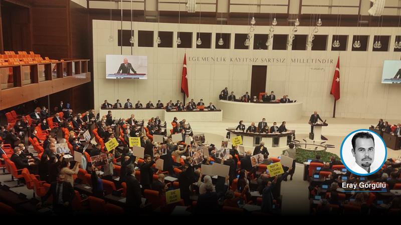 HDP'li vekiller soylu konuşurken "suçişleri bakanı" pankartları açtı