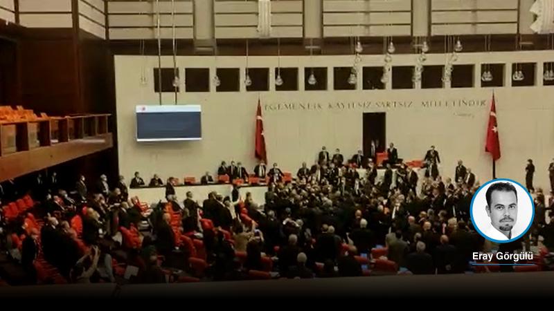 İçişleri bütçesinde kavga çıktı: AKP’li Özalan, Özgür Özel’in üzerine yürüdü