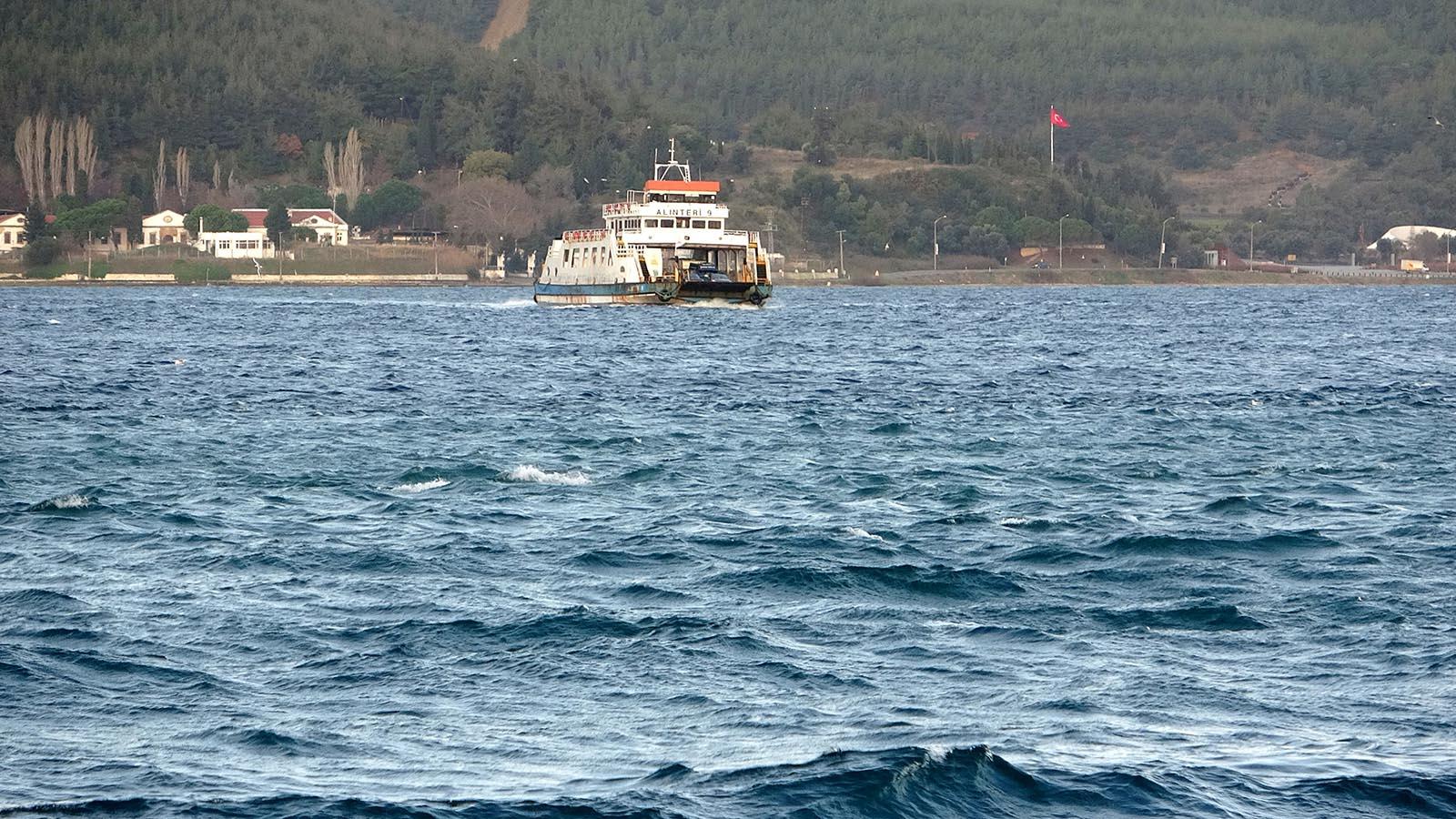 Gökçeada ve Bozcaada feribot seferlerine lodos engeli