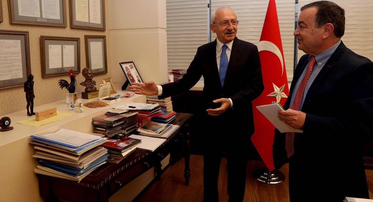 Kılıçdaroğlu, makam odasının kapılarını açtı: Masasında 4 maymun heykeli, duvarında “Gandi Kemal” karikatürü var