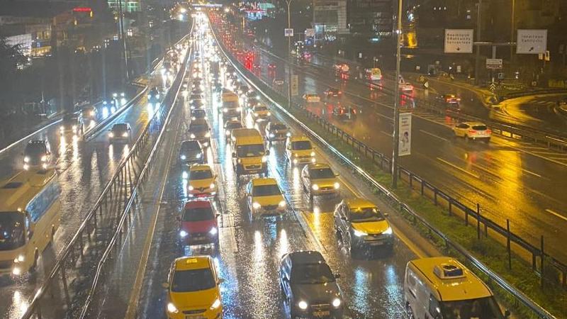 İstanbul haftanın ilk iş gününe trafikle başladı!