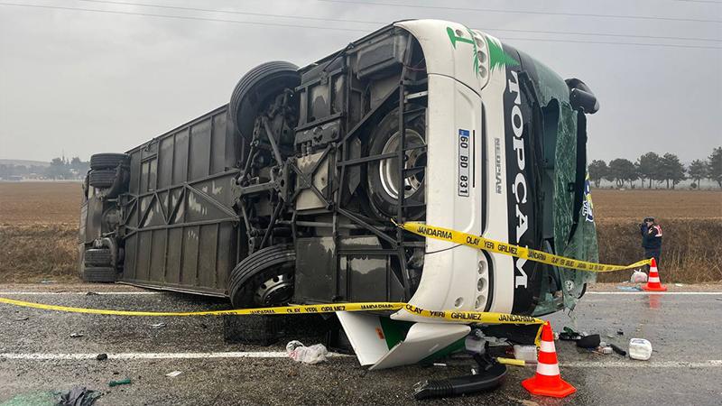 Yolcu otobüsü devrildi; 2 ölü, ikisi ağır 24 yaralı