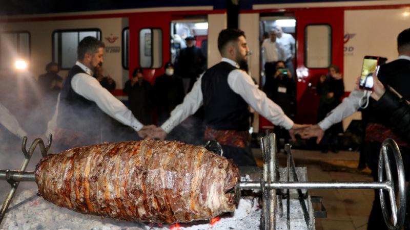 "Turistik Doğu Ekspresi" yolcuları Erzurum'da davul zurnayla karşılandı