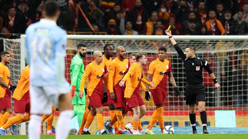 Galatasaray'dan Zorbay Küçük'e sert tepki: Sporcularımıza hakaret eden, spor ahlakından nasibini almamış bu kişinin, Türk futbolunda görev alması kabul edilemez