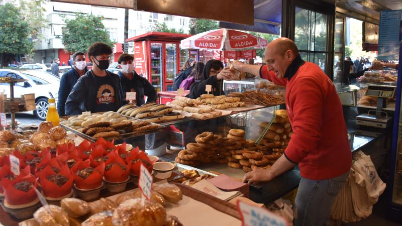 Adana'da bir pastane dolar düşünce bedava poğaça, simit dağıttı