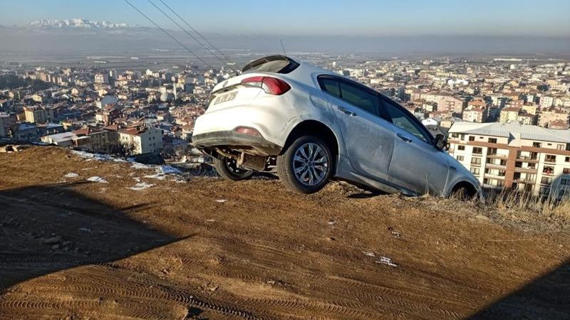 Yoldan çıkan otomobil, uçurumun kenarında asılı kaldı