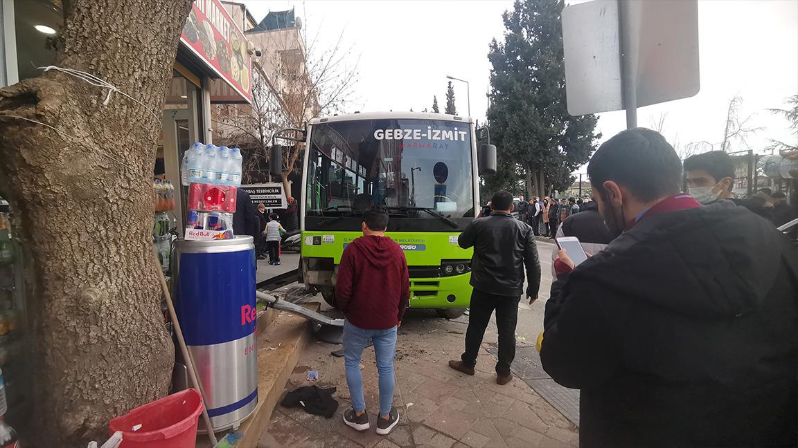 Kocaeli'de özel halk midibüsünün çarptığı anne yaşamını yitirdi, 2 kızı yaralandı