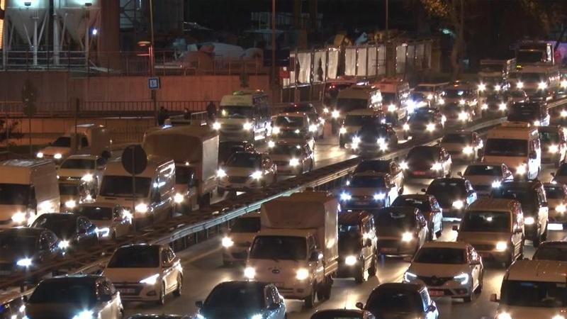 Haftanın ilk gününde İstanbul'da trafik yoğunluğu yaşanıyor