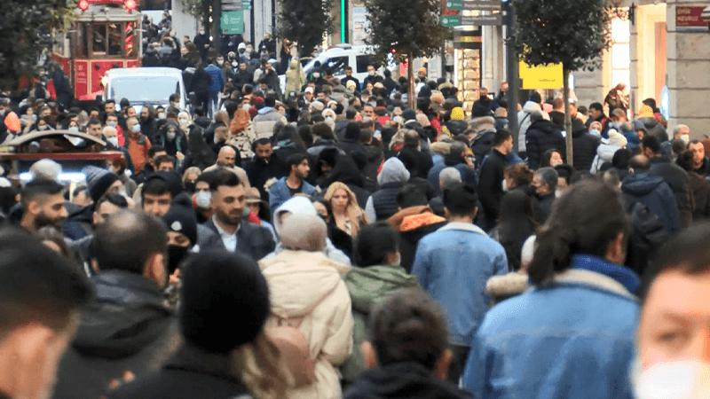 İstiklal Caddesi'nde yılbaşı yoğunluğu