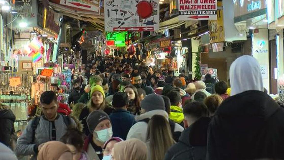 Yılbaşına saatler kala Eminönü’nde yoğunluk