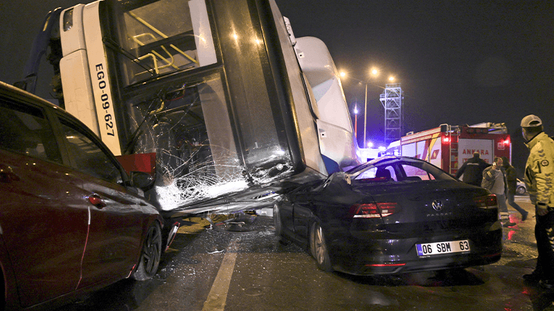 Ankara'da bir otobüs, otomobillerin üzerine devrildi: 16 kişi yaralandı