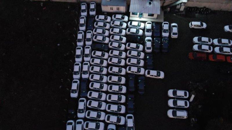 Arnavutköy'de firmanın otoparkında bekleyen sıfır araçlar dikkat çekti