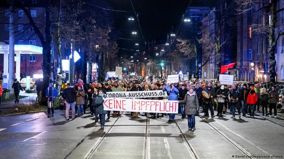 Almanya'da on binler korona kısıtlamalarını protesto etti