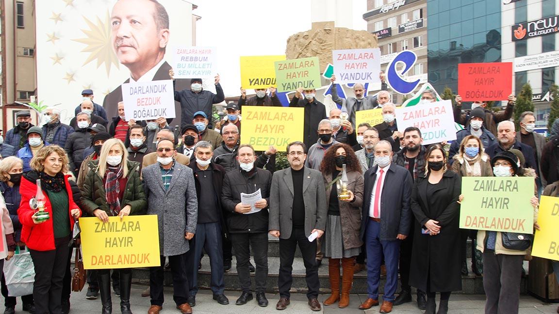 Rize'de vatandaşlar elektrik, doğalgaz ve akaryakıt zamlarını protesto etti: "Bezduk, darlanduk, yanduk"