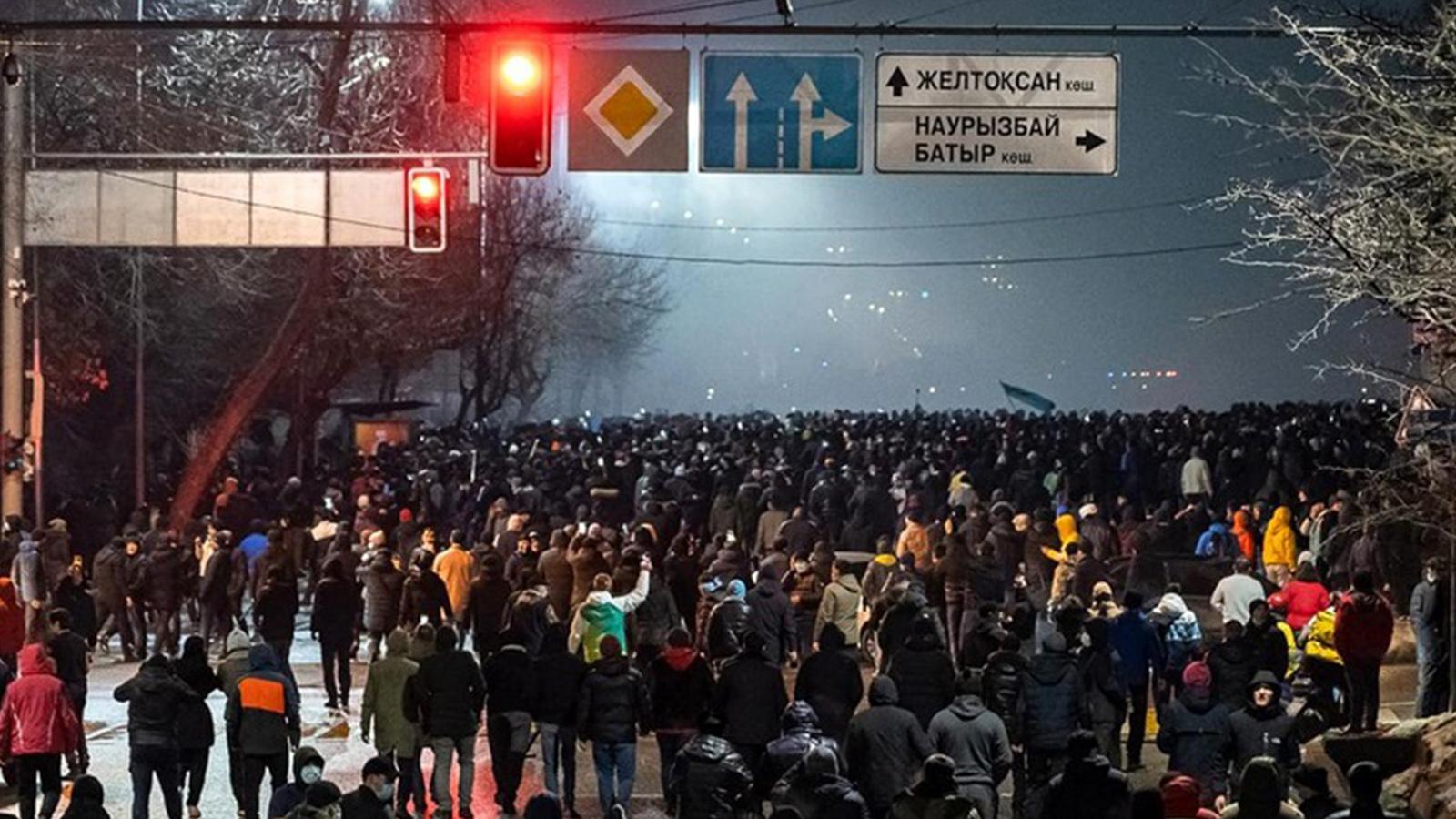 Kazakistan'da protestolar sürüyor: OHAL ilan edilen Almatı'da göstericiler belediyeyi bastı