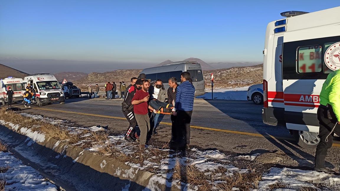 Kayseri'de üniversite öğrencilerini taşıyan midibüs devrildi: 1 ölü, 20 yaralı