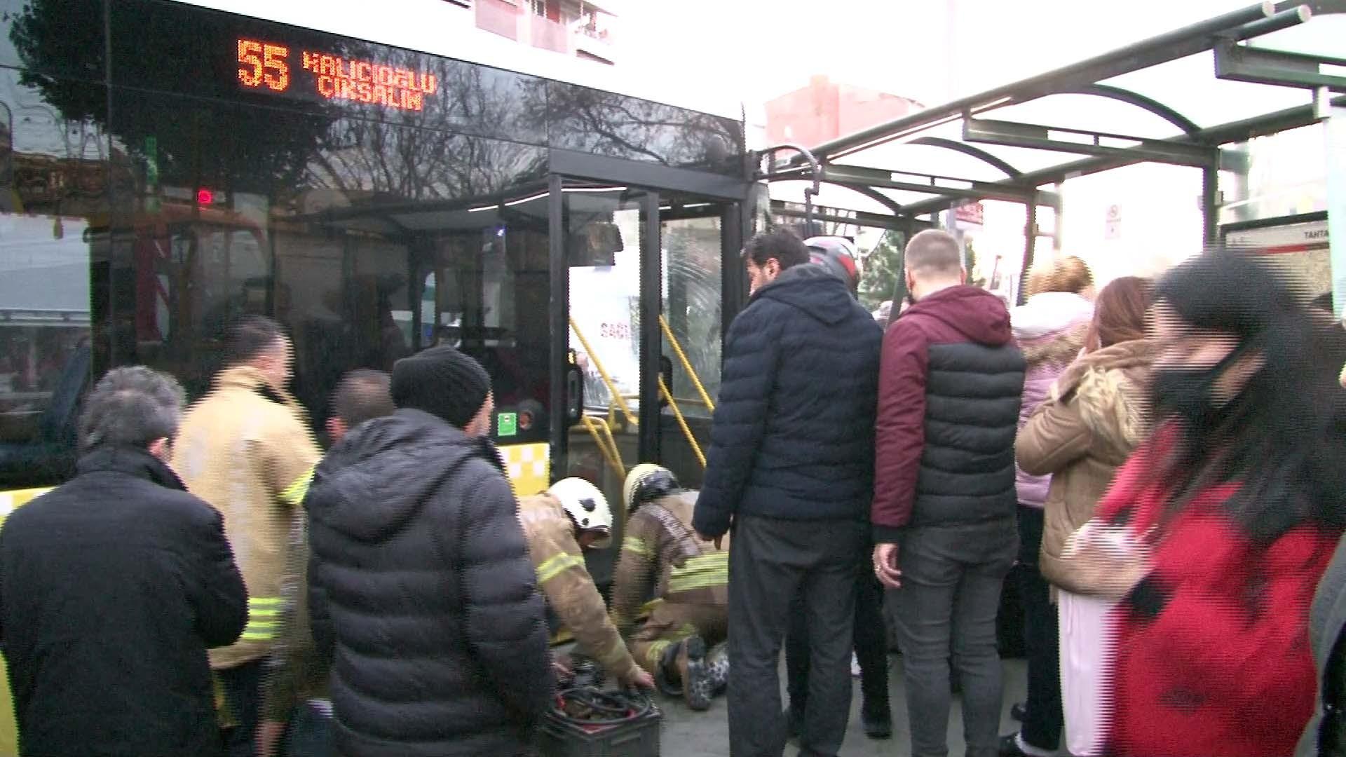 İETT otobüsü durağa çarptı, o anlar güvenlik kamerasına yansıdı