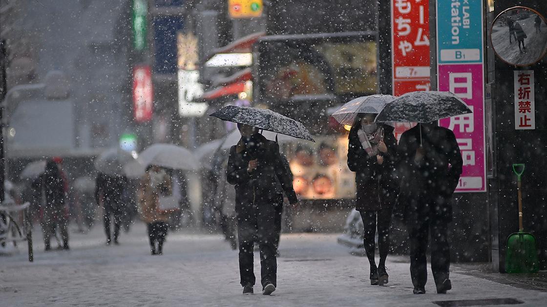 Tokyo'da yoğun kar yağışı sonrası 200'den fazla kişi hastaneye kaldırıldı