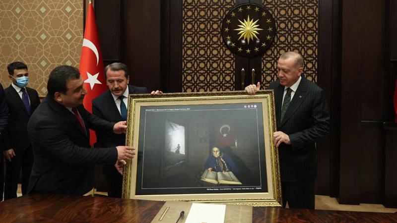 Diyanet-Sen Başkanı Mehmet Ali Güldemir (Solda), geçtiğimiz ekim ayında Memur Sen heyeti ile ziyaret ettiği Cumhurbaşkanı Erdoğan'a "Din ve Toplum" temalı fotoğraf yarışmasında  dereceye giren fotoğrafı hediye etmişti 